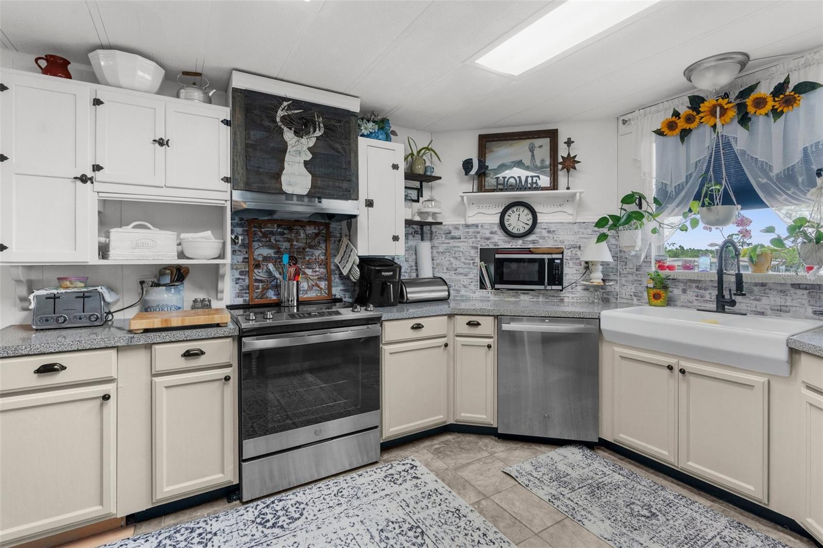 Listing photo id 3 for 7392 Highpoint Boulevard