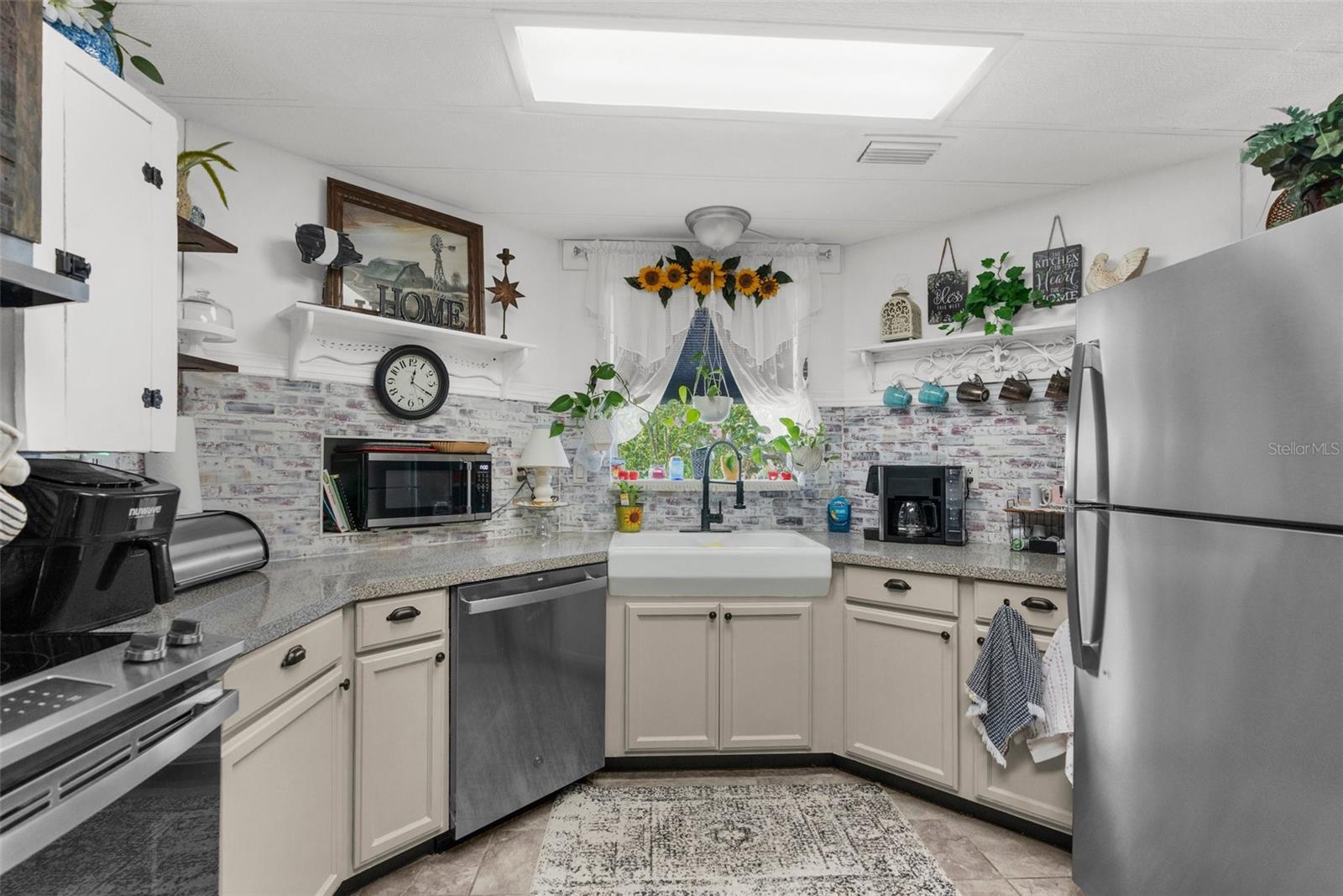Listing photo id 7 for 7392 Highpoint Boulevard