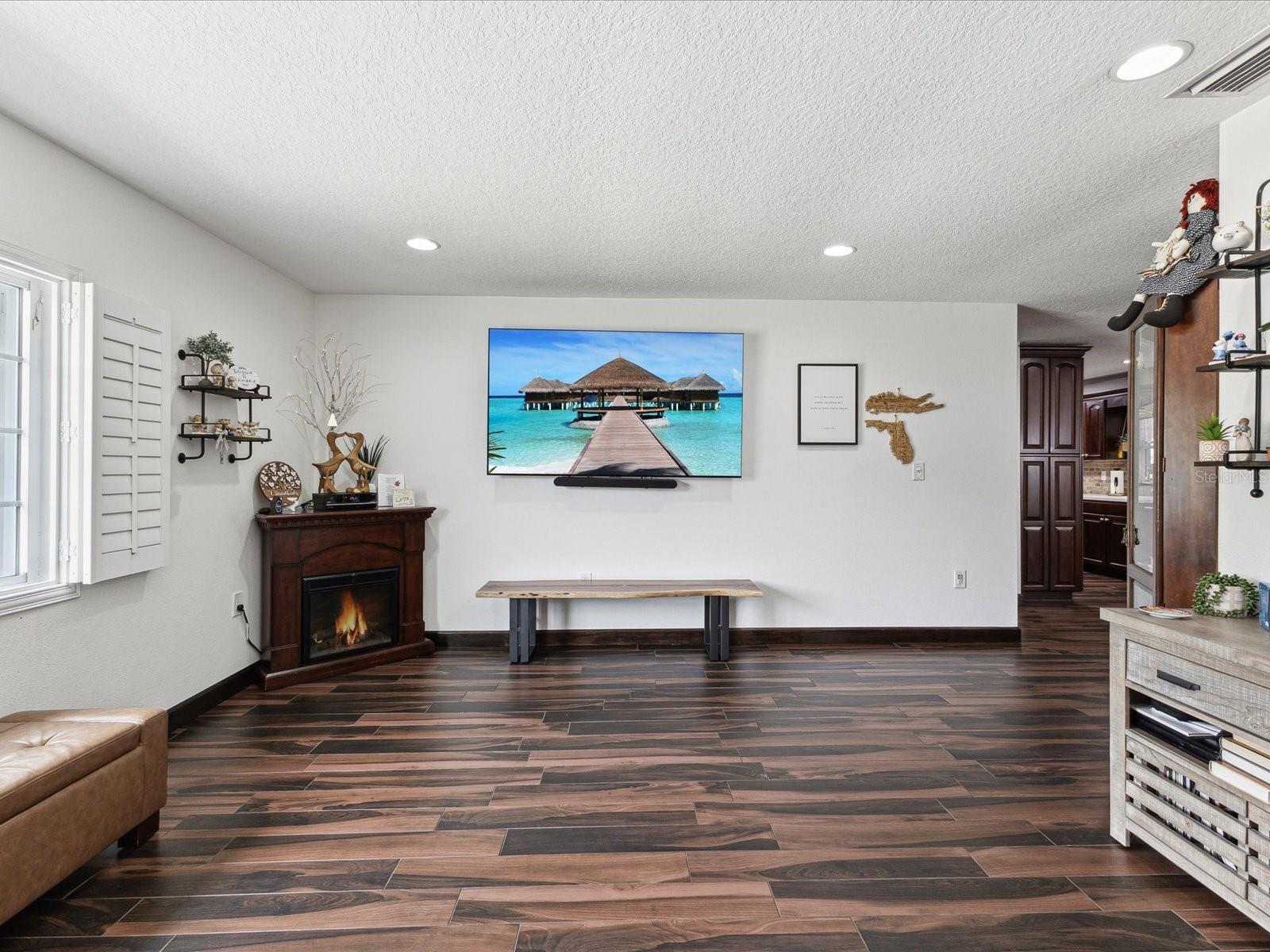 Listing photo id 10 for 13052 Drysdale Street