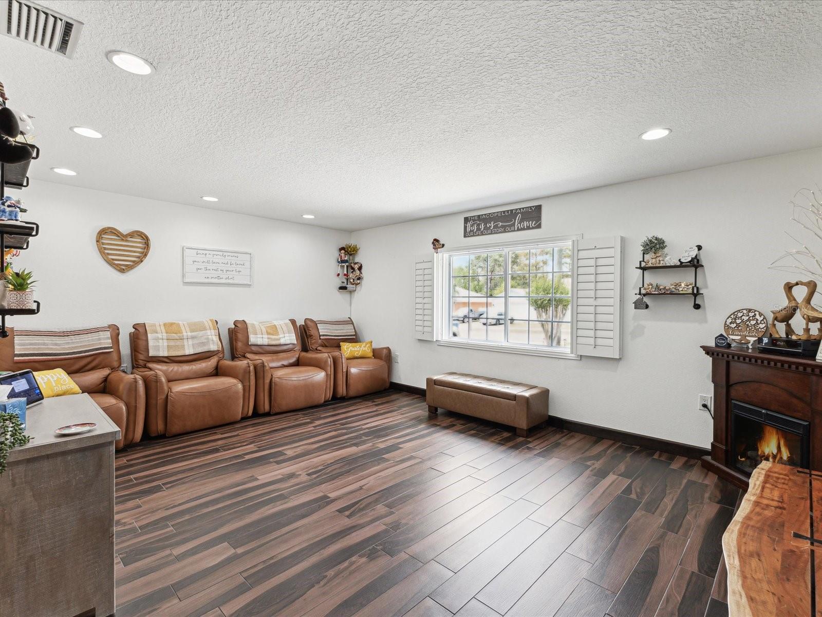 Listing photo id 11 for 13052 Drysdale Street