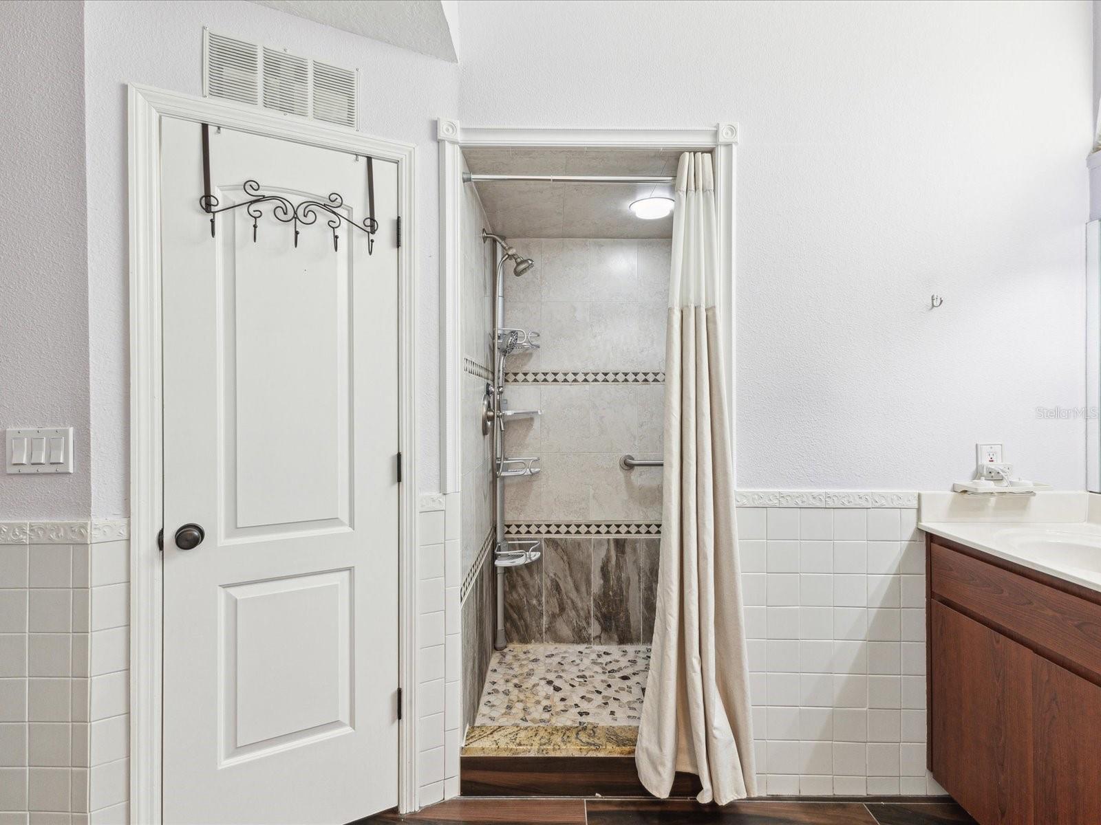 Listing photo id 21 for 13052 Drysdale Street