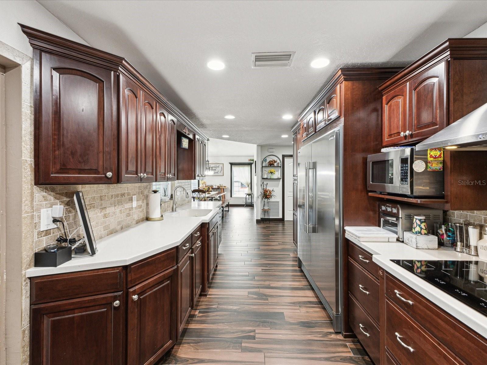 Listing photo id 25 for 13052 Drysdale Street
