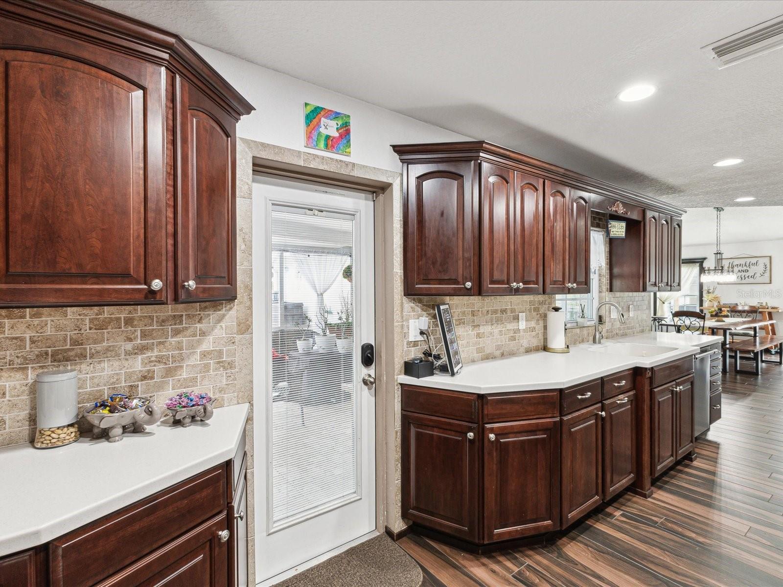 Listing photo id 26 for 13052 Drysdale Street