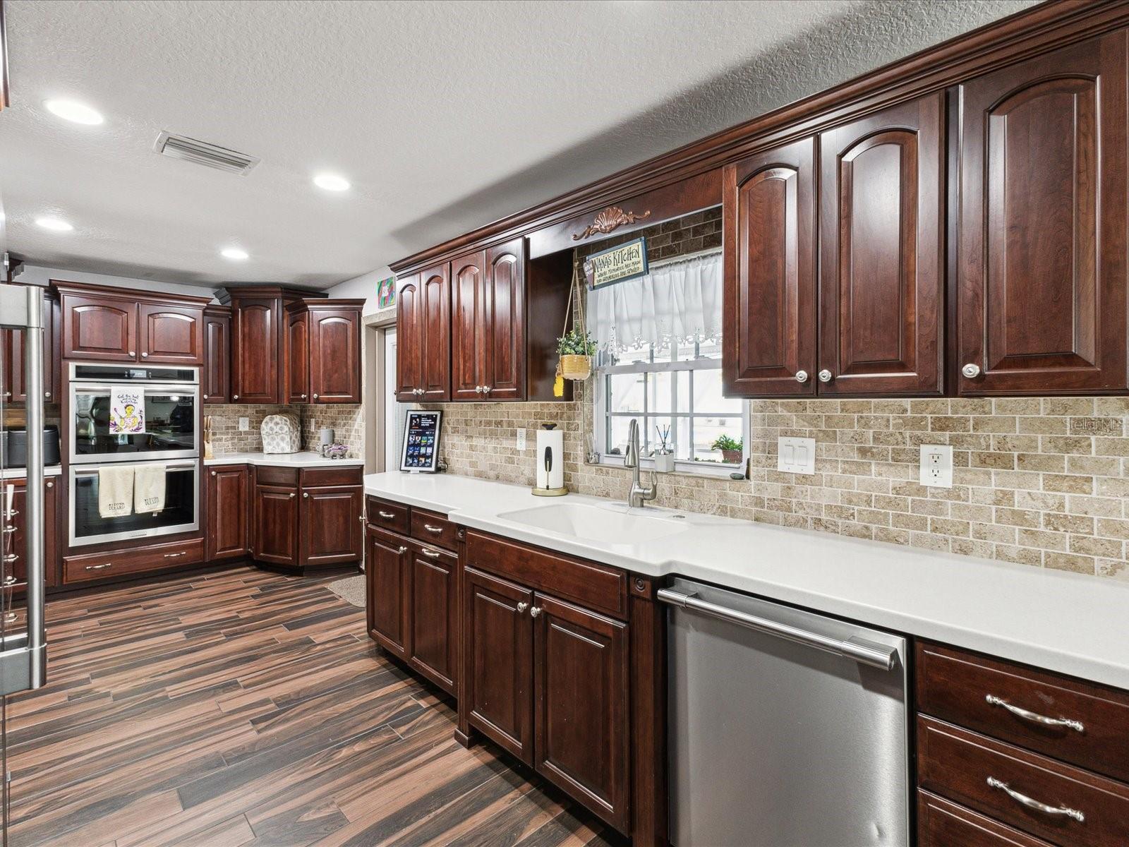 Listing photo id 28 for 13052 Drysdale Street
