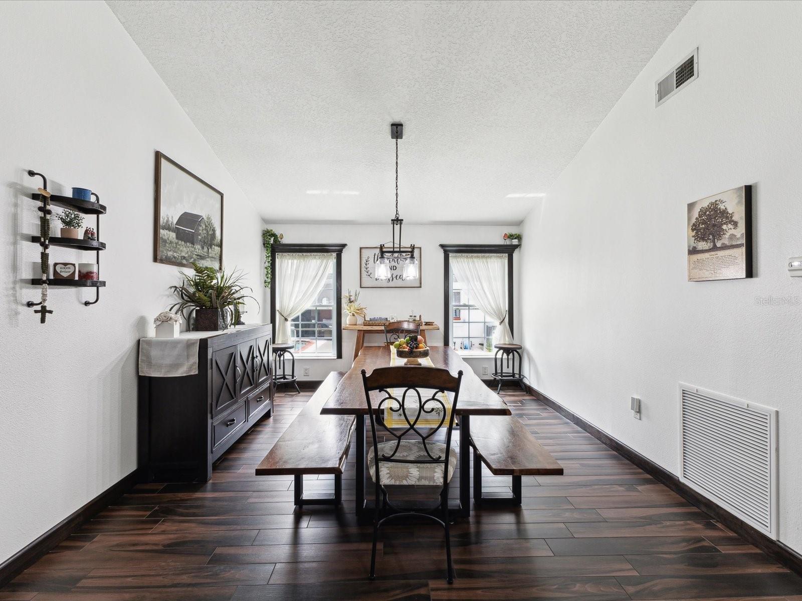 Listing photo id 29 for 13052 Drysdale Street