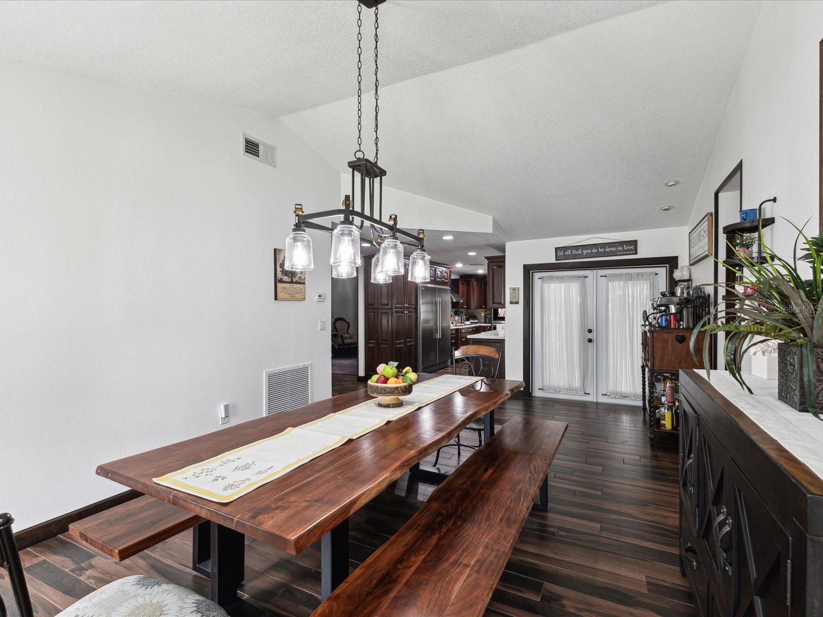 Listing photo id 30 for 13052 Drysdale Street