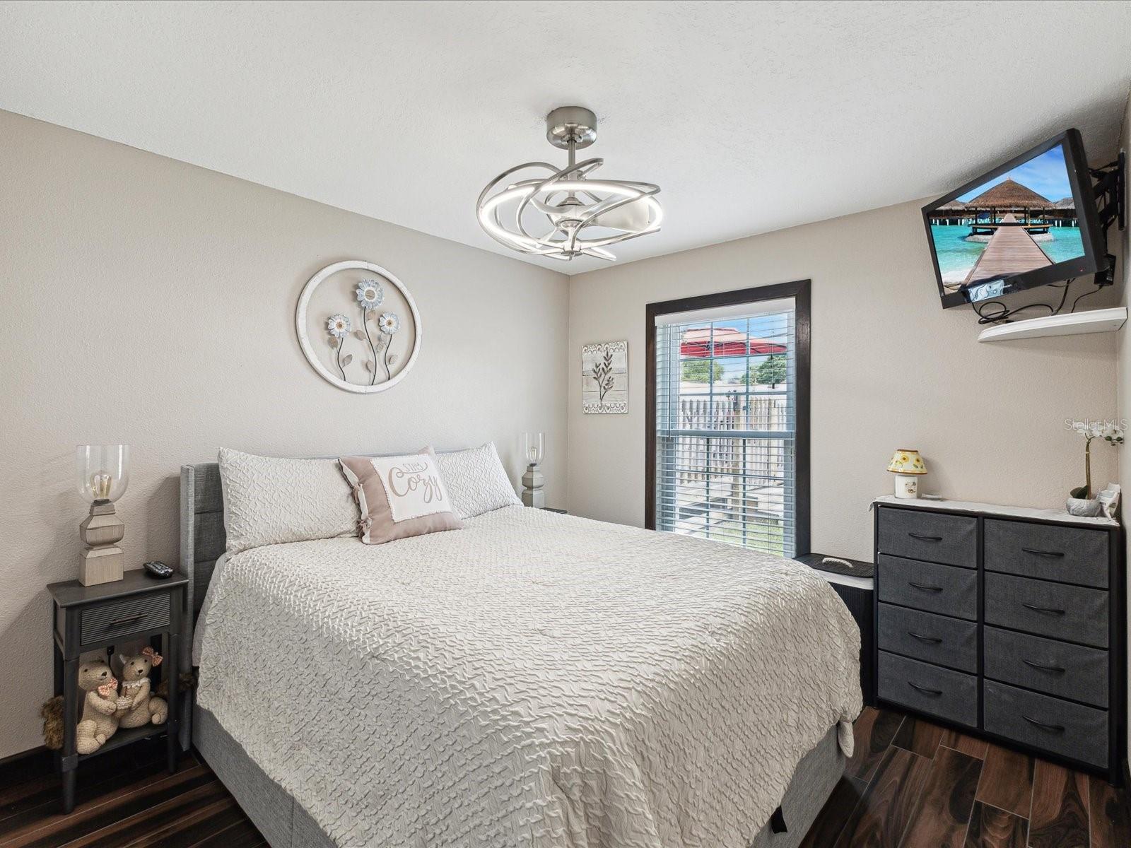 Listing photo id 35 for 13052 Drysdale Street