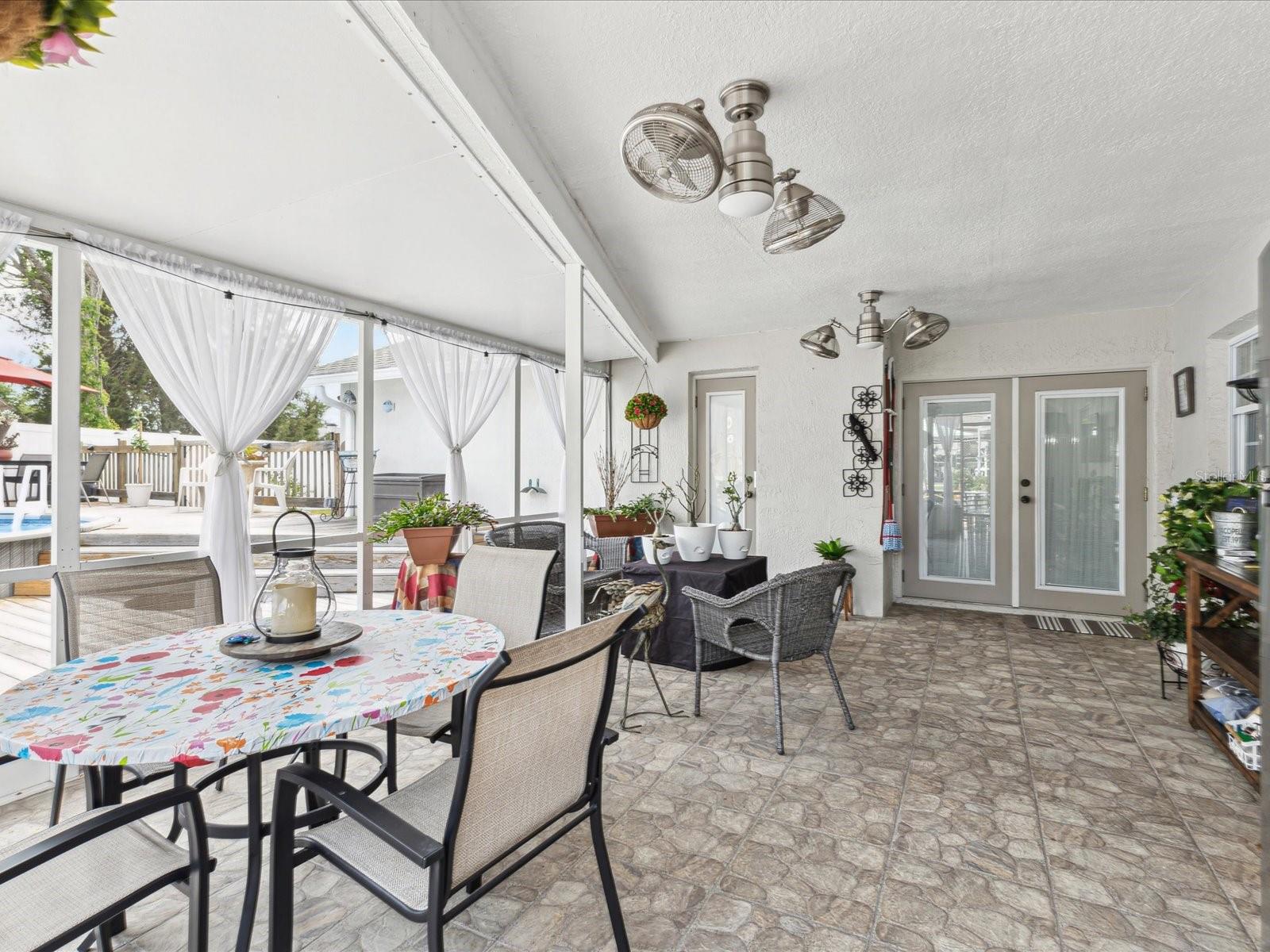 Listing photo id 43 for 13052 Drysdale Street