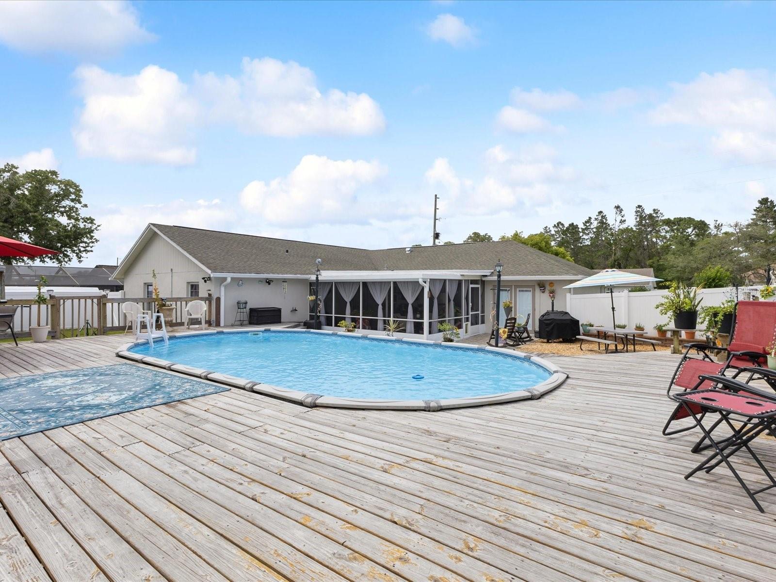 Listing photo id 44 for 13052 Drysdale Street