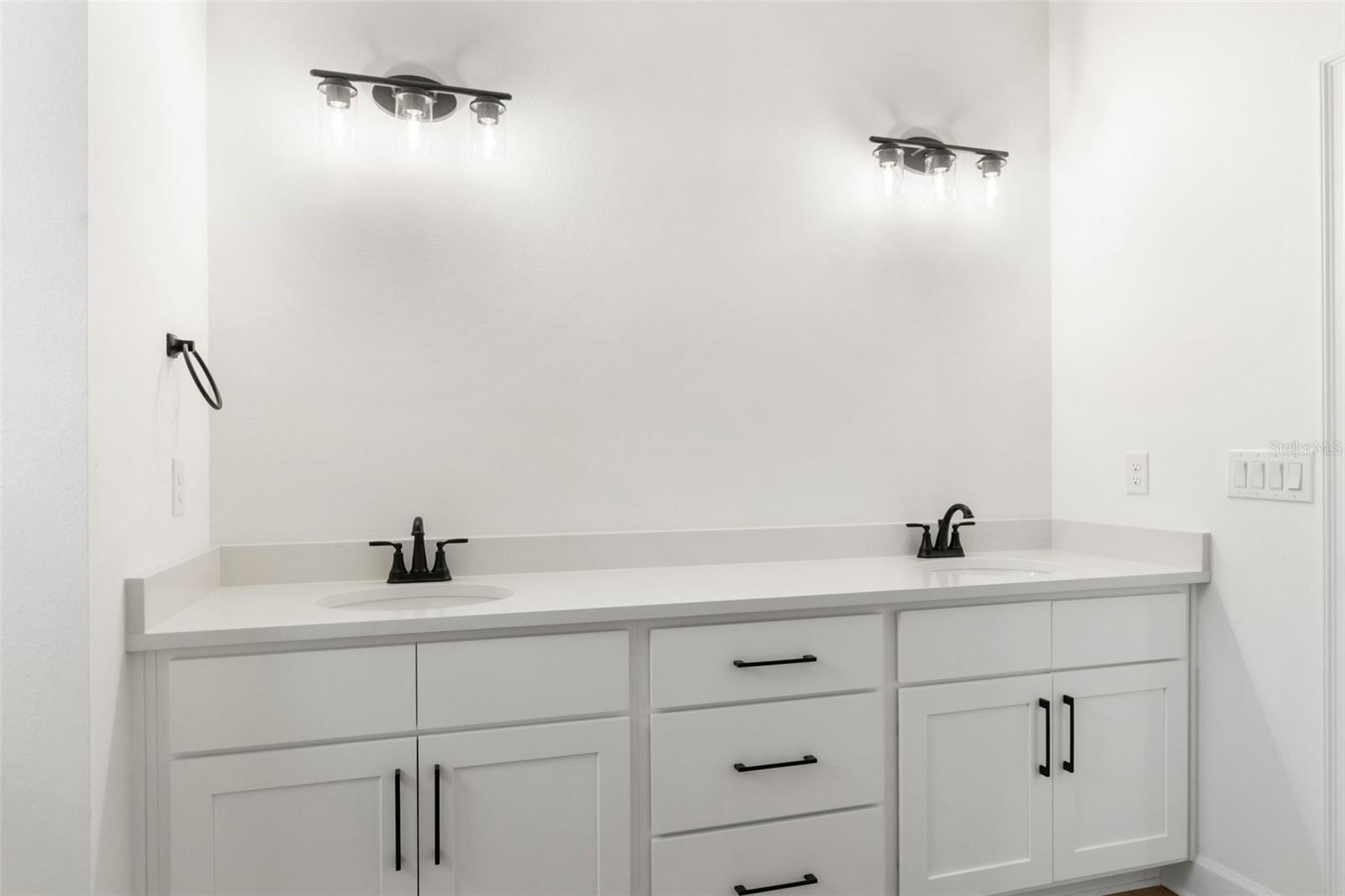 Listing photo id 13 for 14042 Amero Lane