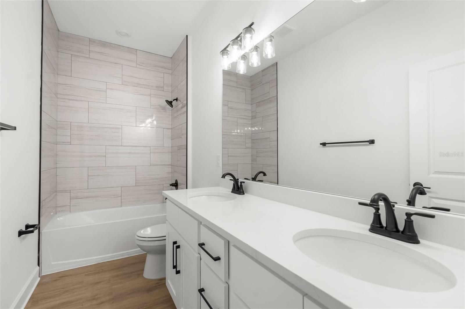 Listing photo id 16 for 14042 Amero Lane