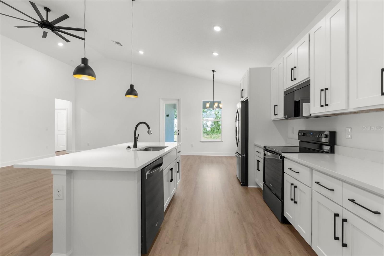 Listing photo id 20 for 14042 Amero Lane