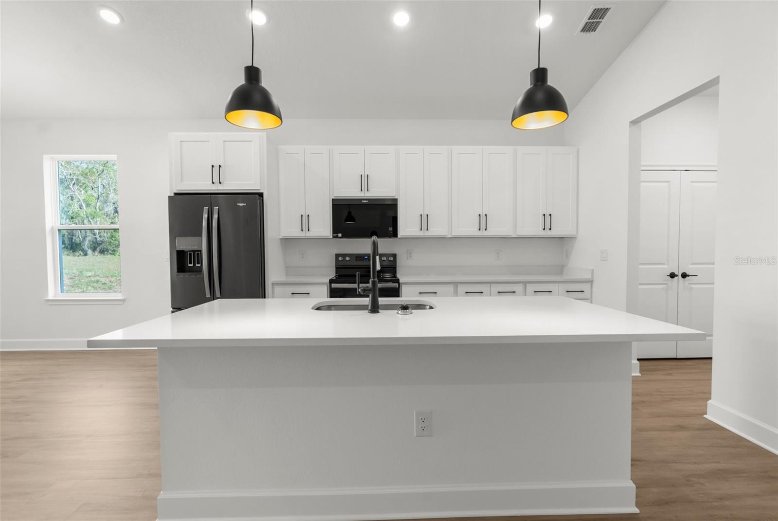 Listing photo id 3 for 14042 Amero Lane