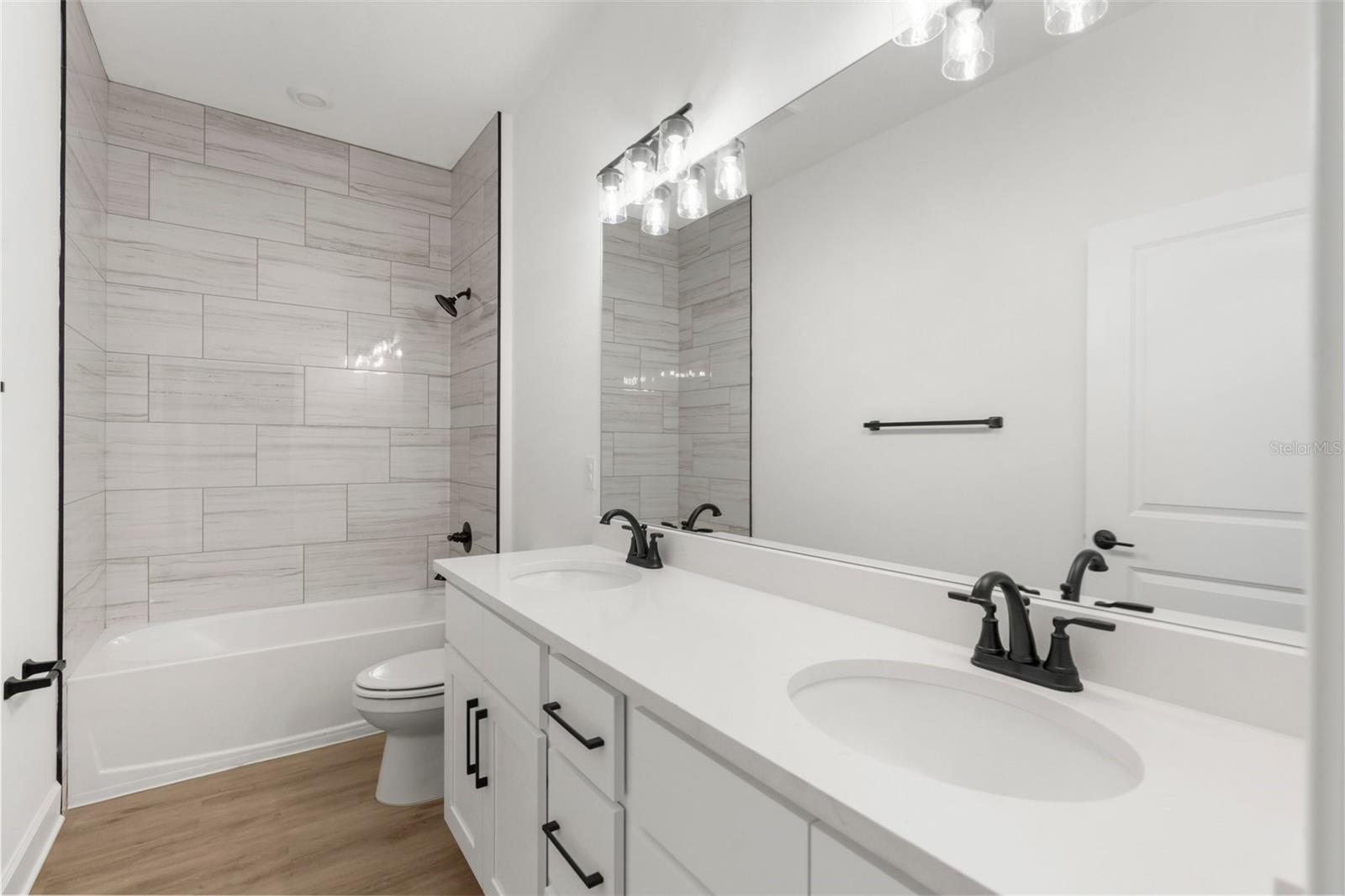 Listing photo id 7 for 14042 Amero Lane