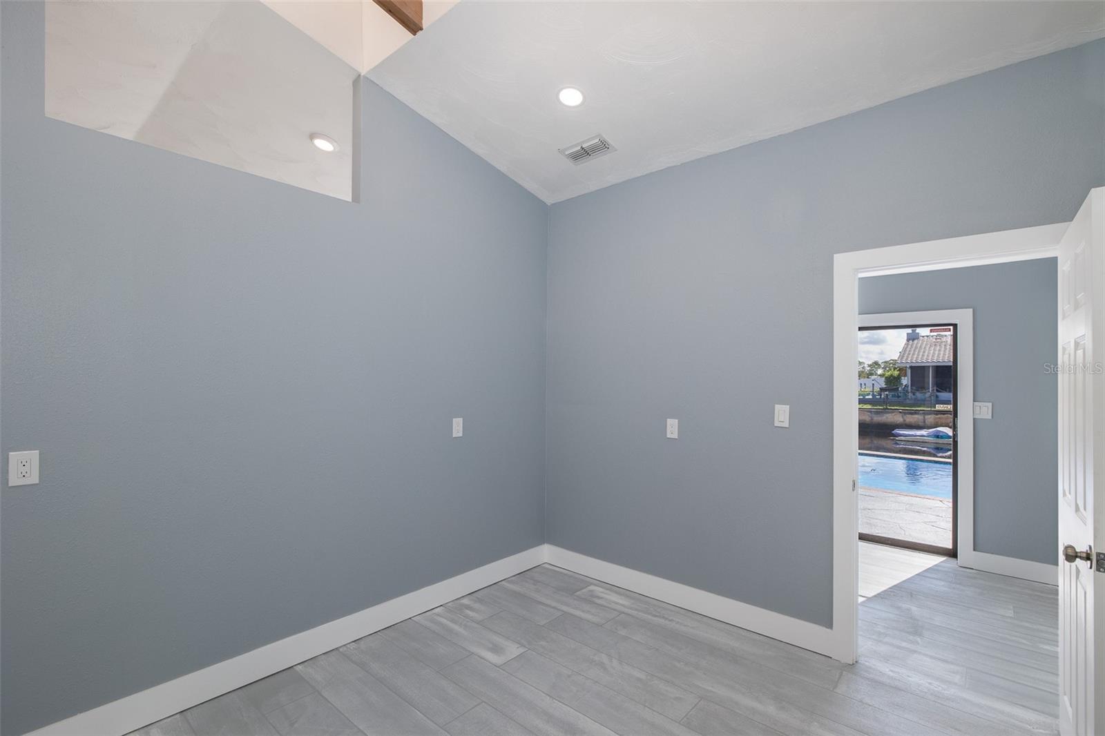 Listing photo id 32 for 9930 San Diego Way