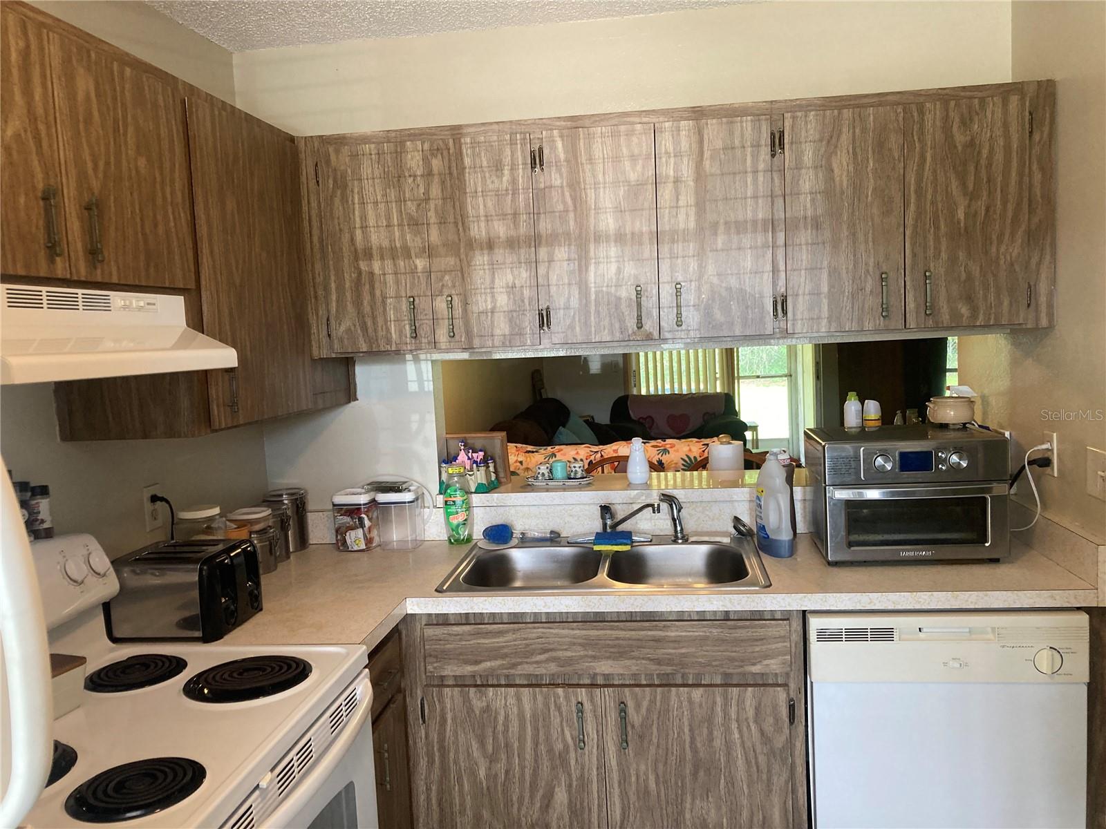 Listing photo id 10 for 2850 Westmoreland Court