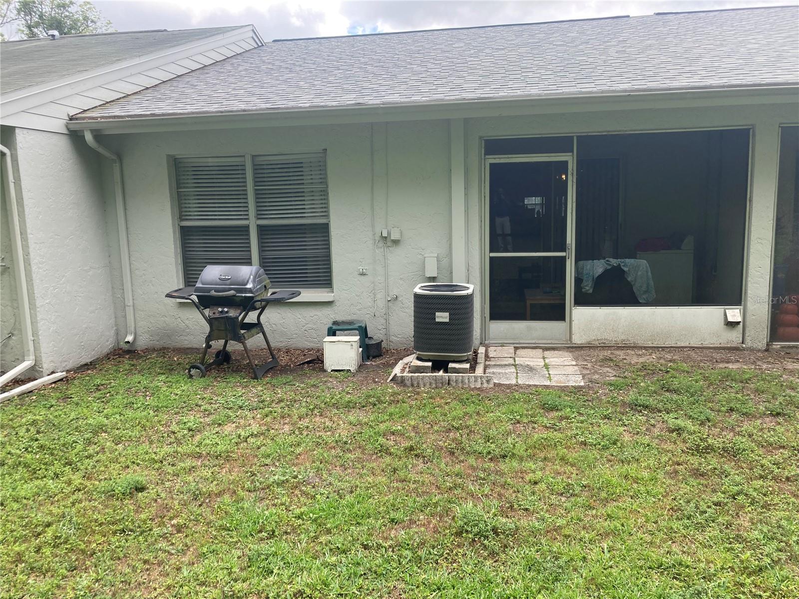 Listing photo id 2 for 2850 Westmoreland Court