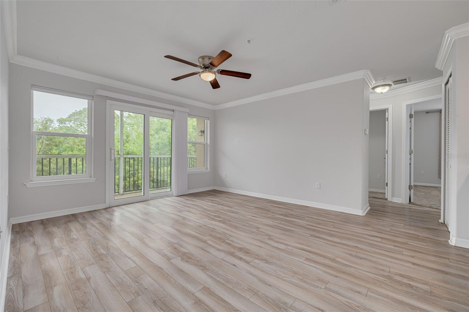 Image 11 of 68 For 5041 Royal Palms Way 203