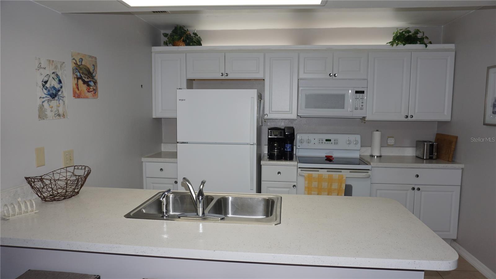 Listing photo id 15 for 7704 Hillside Court 102