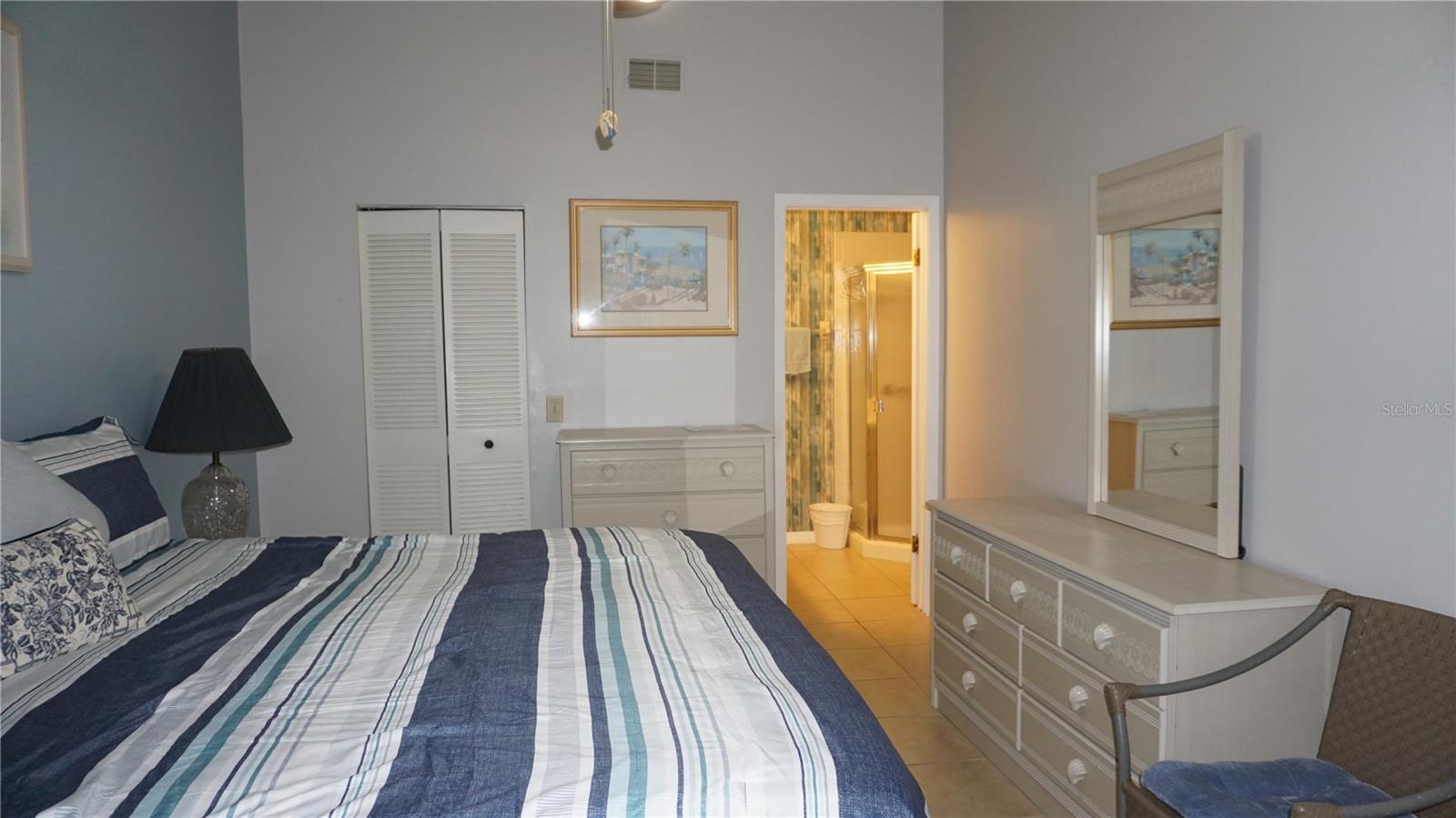 Listing photo id 7 for 7704 Hillside Court 102