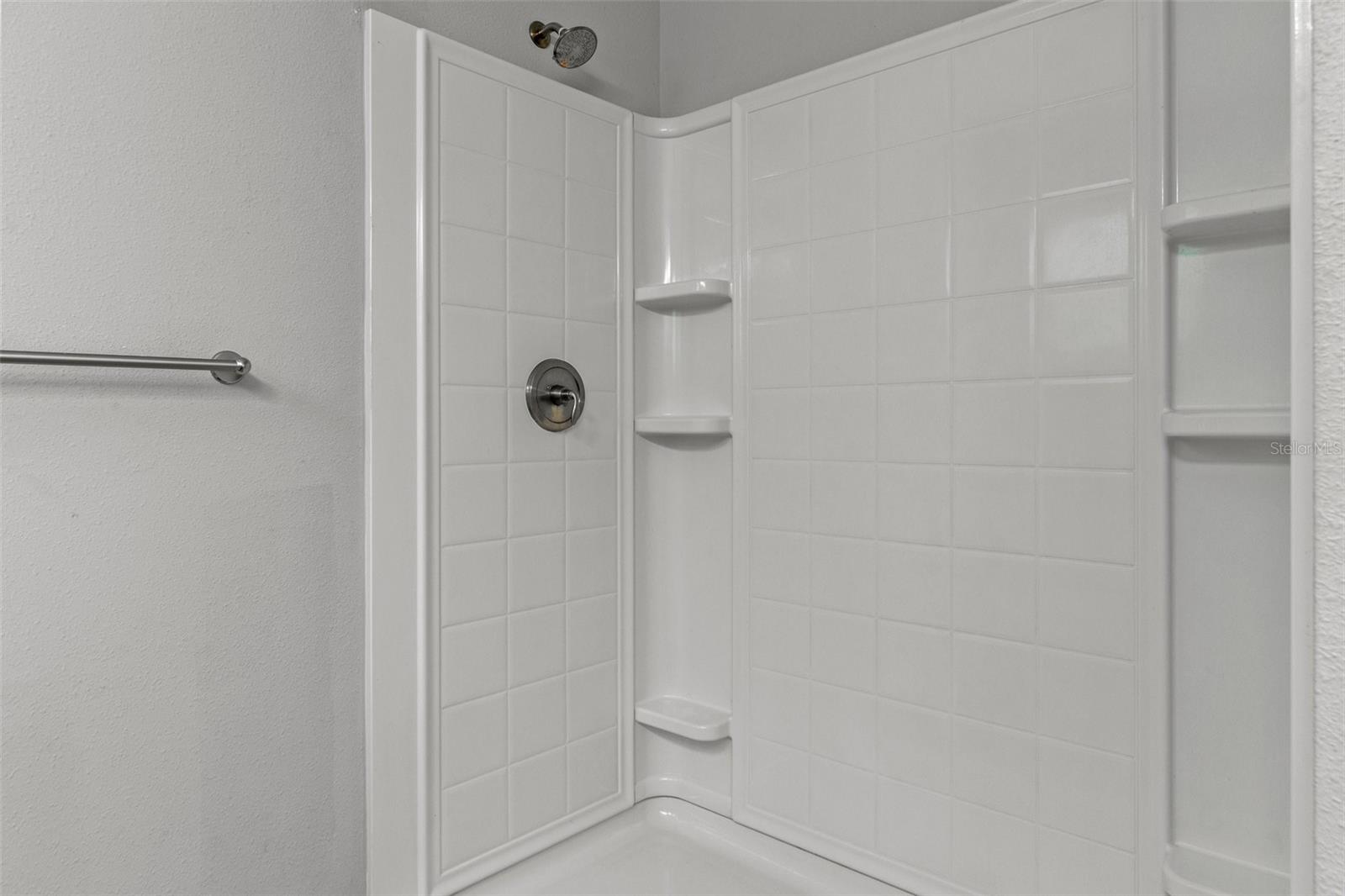 Listing photo id 13 for 9252 Agatha Drive