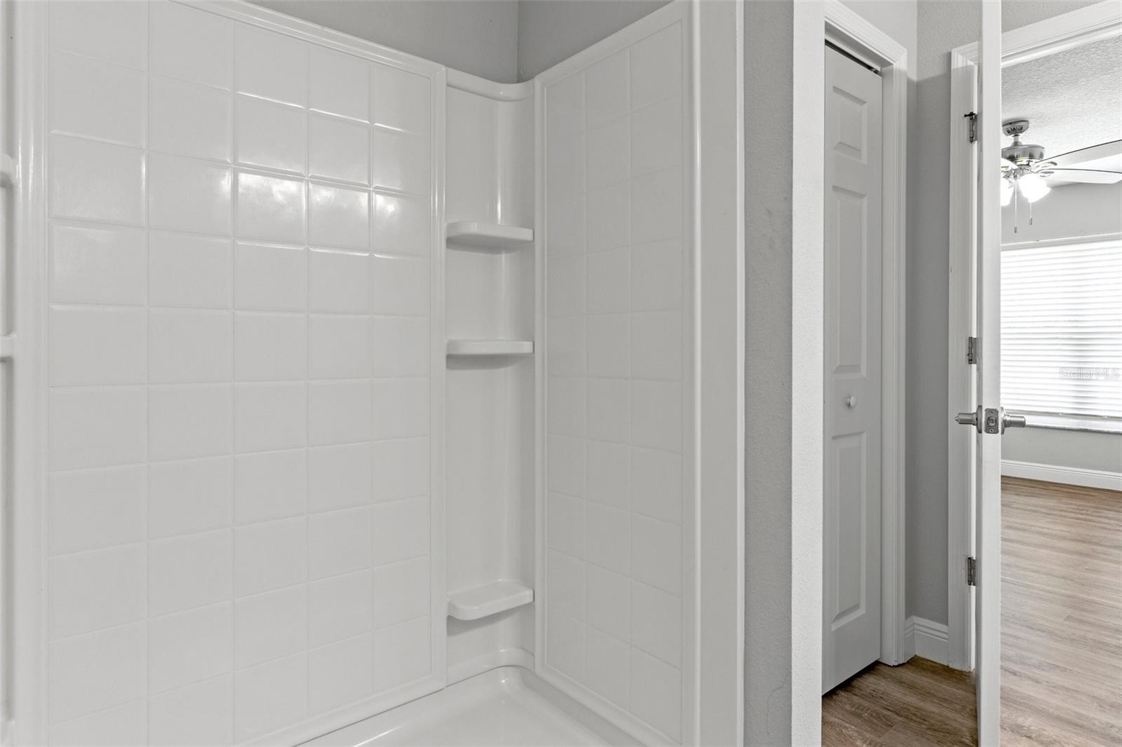Listing photo id 14 for 9252 Agatha Drive