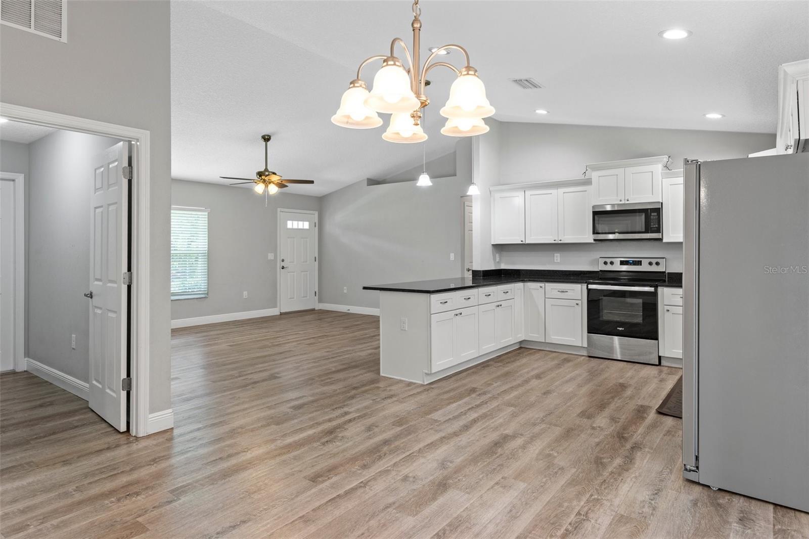 Listing photo id 17 for 9252 Agatha Drive
