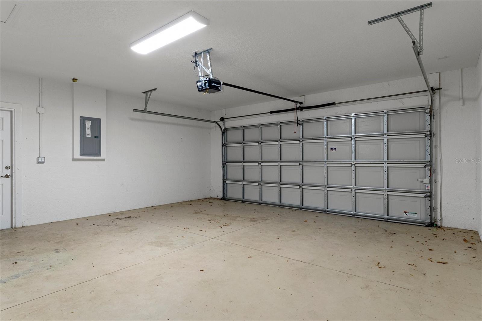 Listing photo id 21 for 9252 Agatha Drive