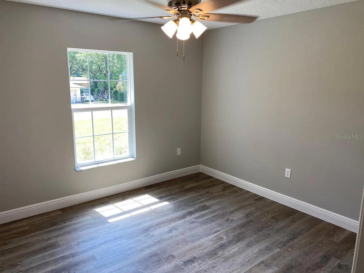 Listing photo id 2 for 9252 Agatha Drive