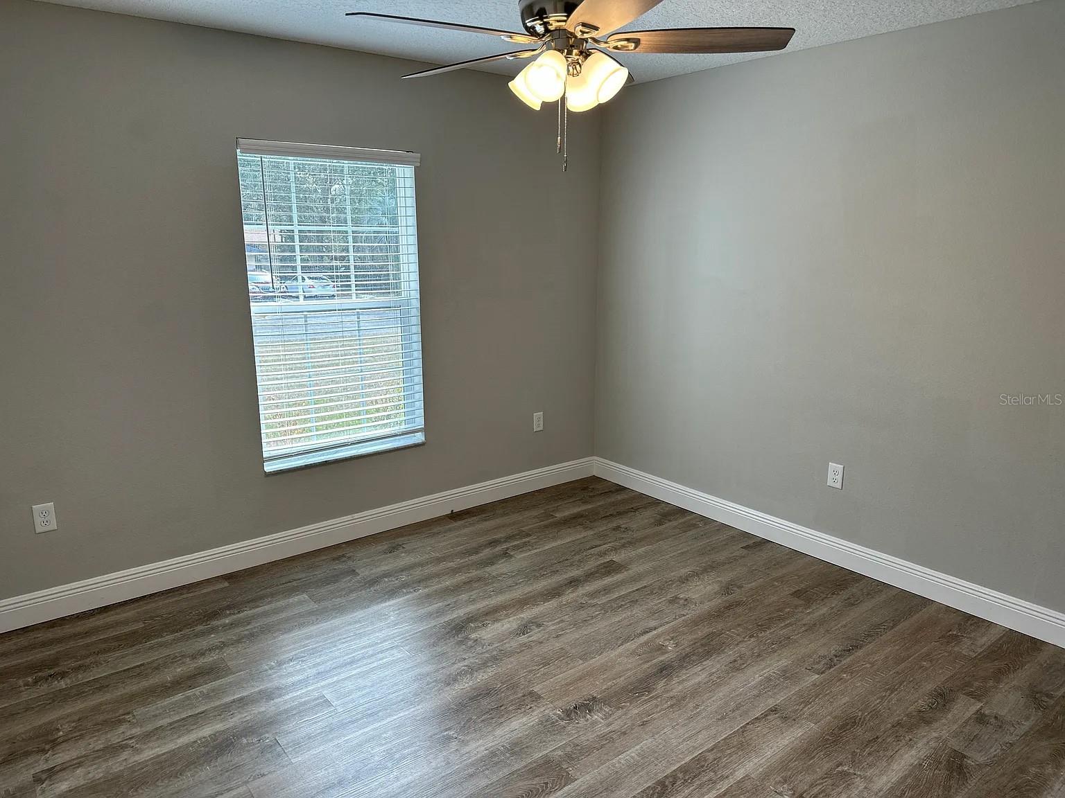 Listing photo id 4 for 9252 Agatha Drive