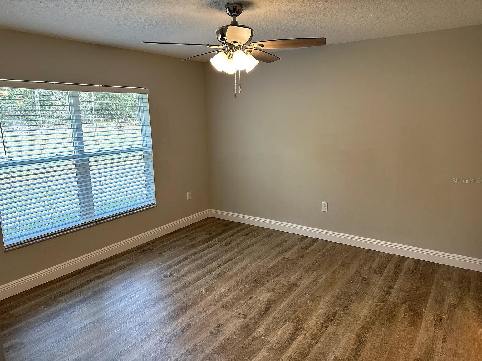 Listing photo id 5 for 9252 Agatha Drive