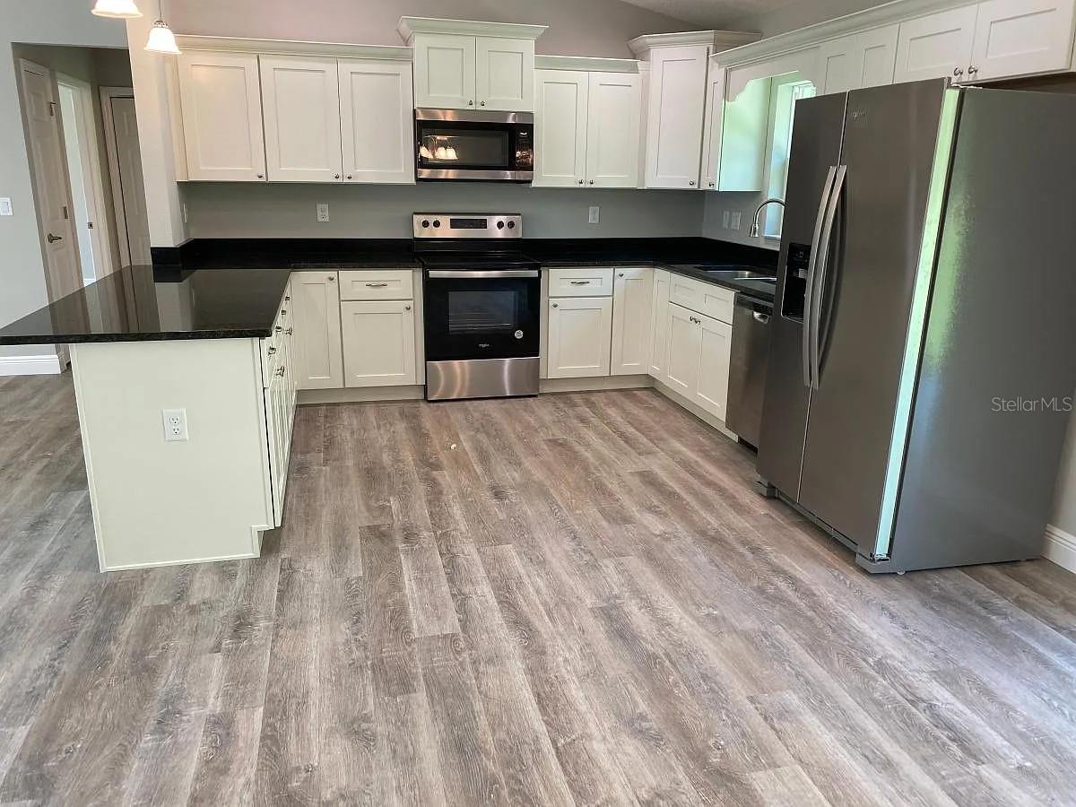 Listing photo id 6 for 9252 Agatha Drive