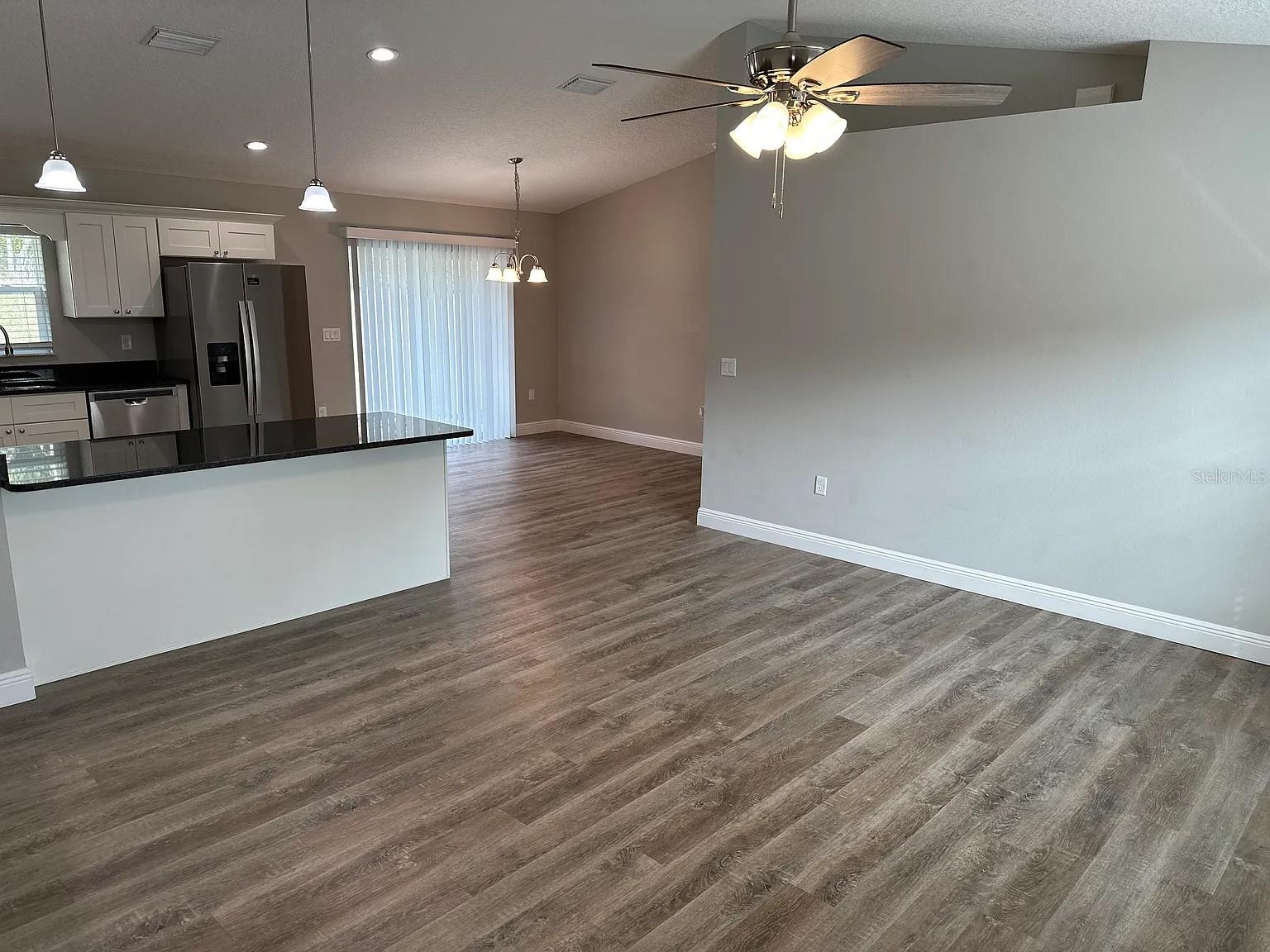 Listing photo id 7 for 9252 Agatha Drive