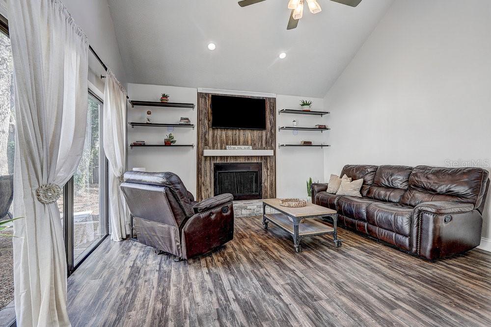 Image 6 of 62 For 10910 Winter Oak Place
