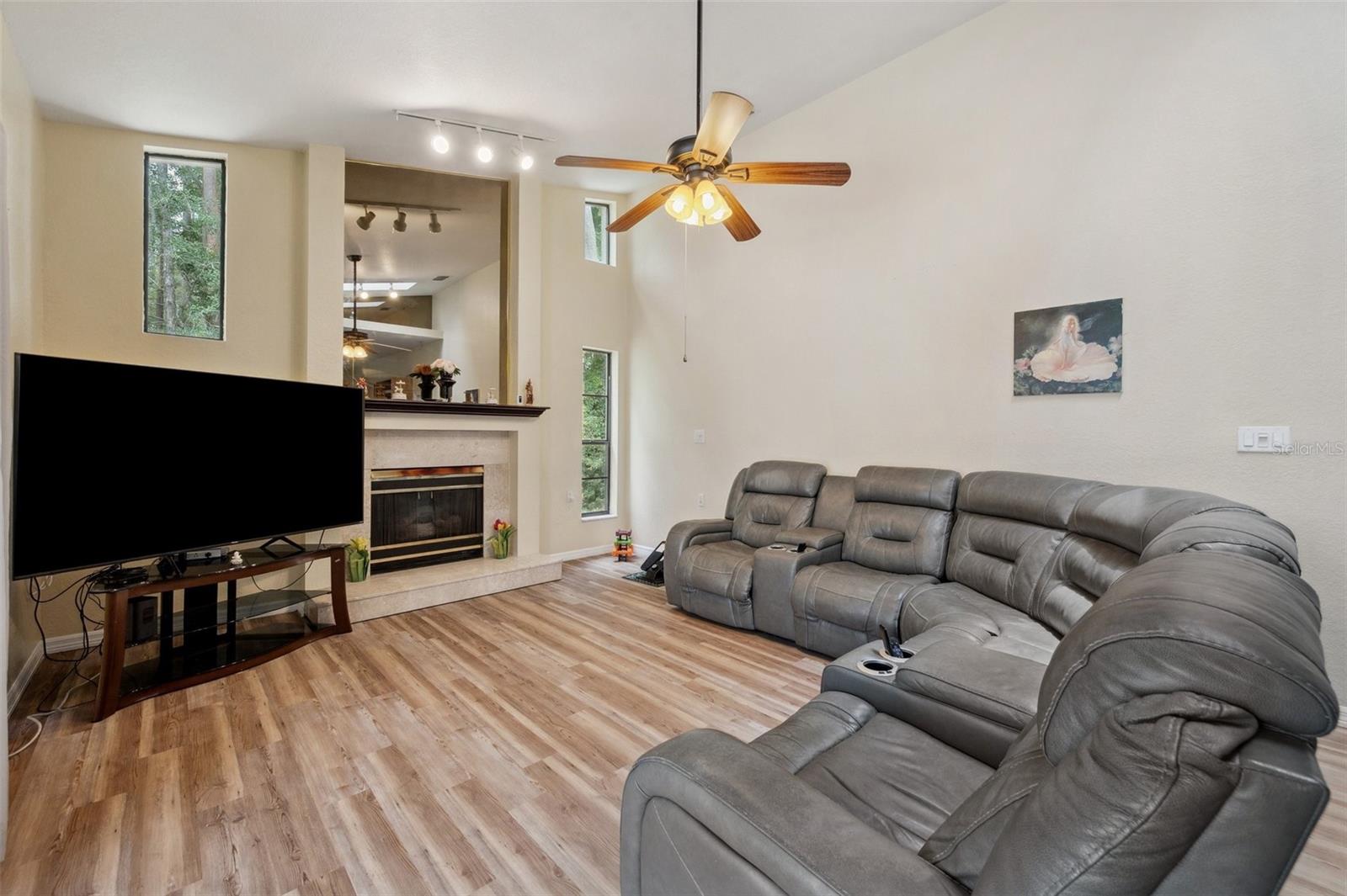 Listing photo id 15 for 9757 Hermosillo Drive