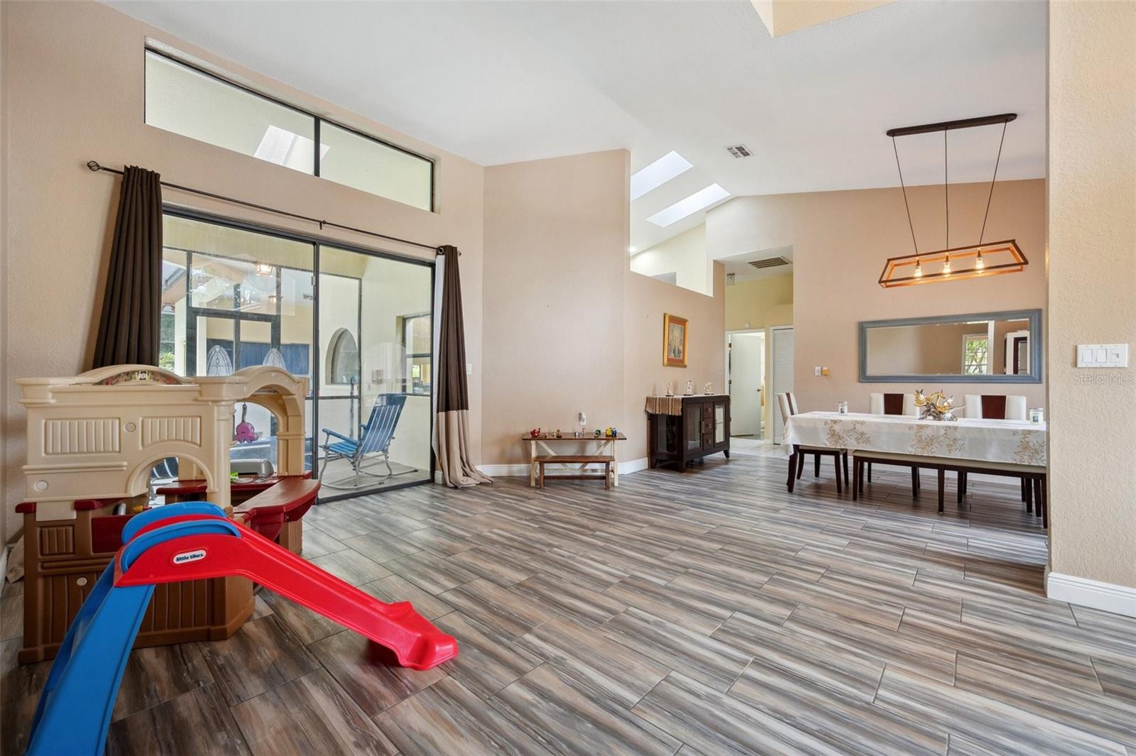 Listing photo id 4 for 9757 Hermosillo Drive