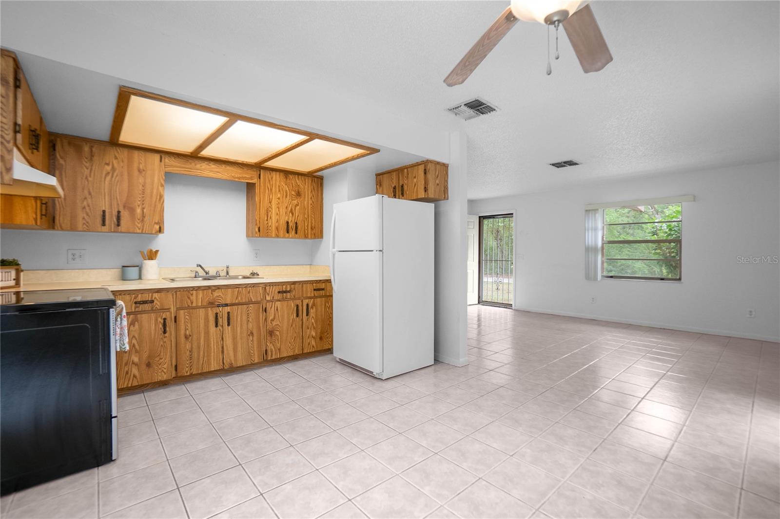 Listing photo id 8 for 2314 Colby Street