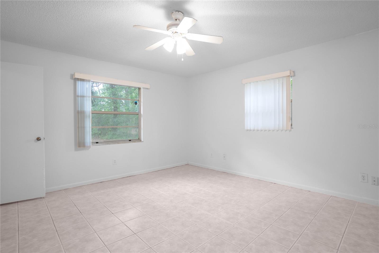 Listing photo id 12 for 2314 Colby Street
