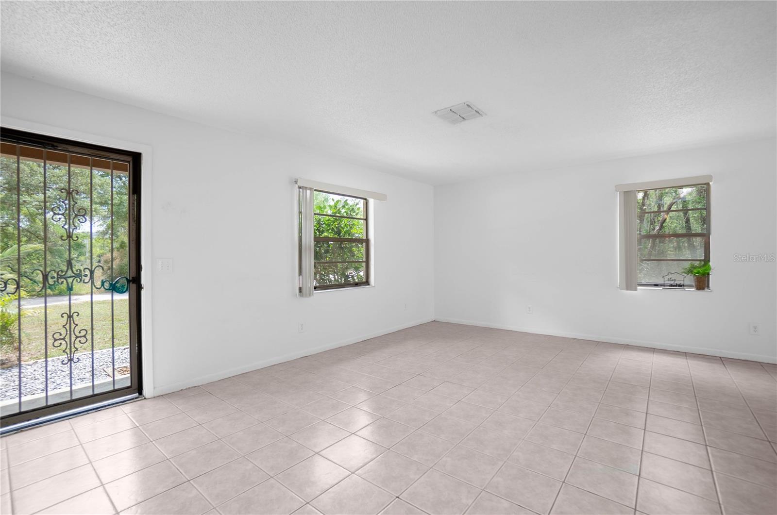 Listing photo id 3 for 2314 Colby Street