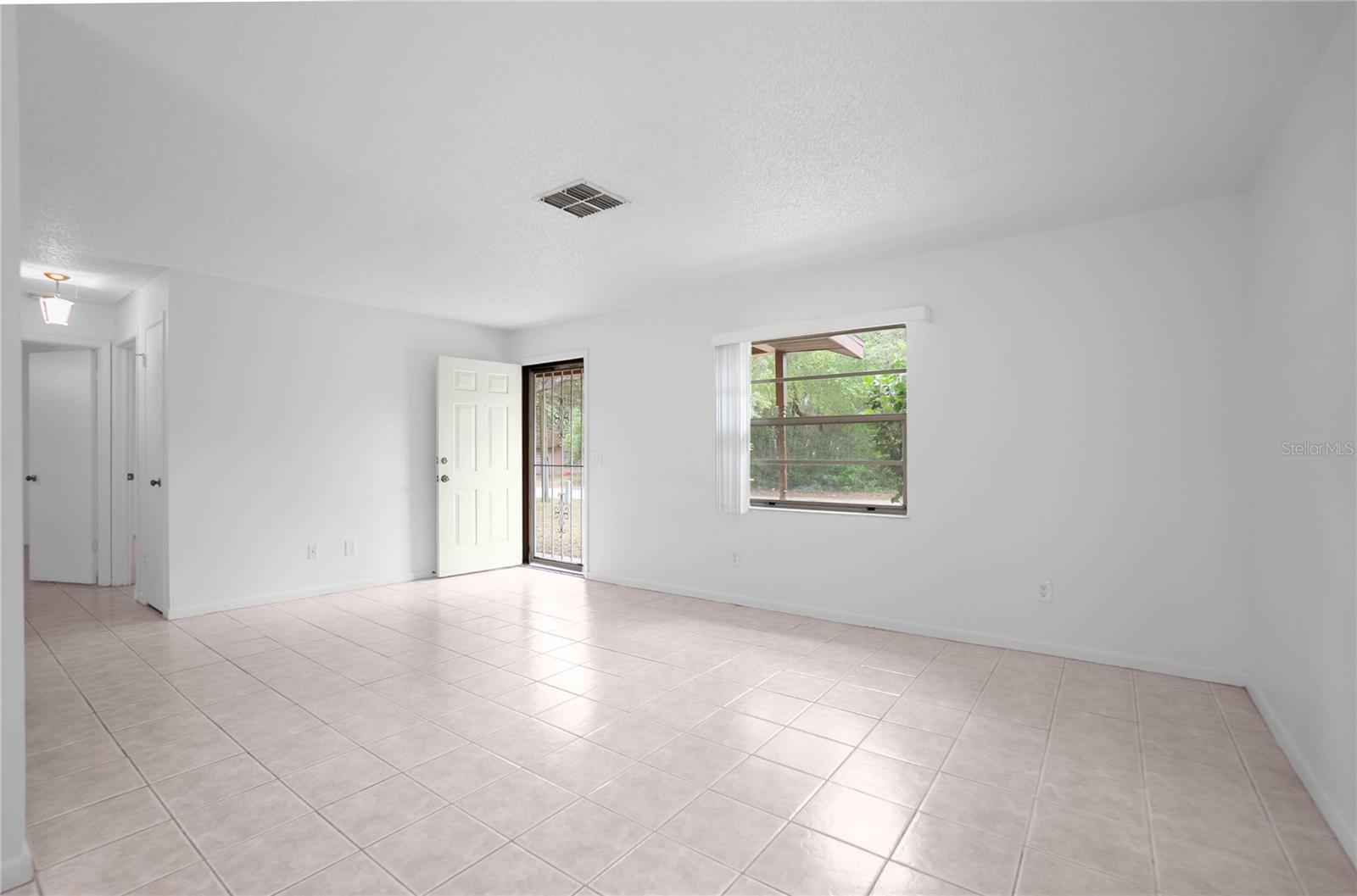 Listing photo id 5 for 2314 Colby Street