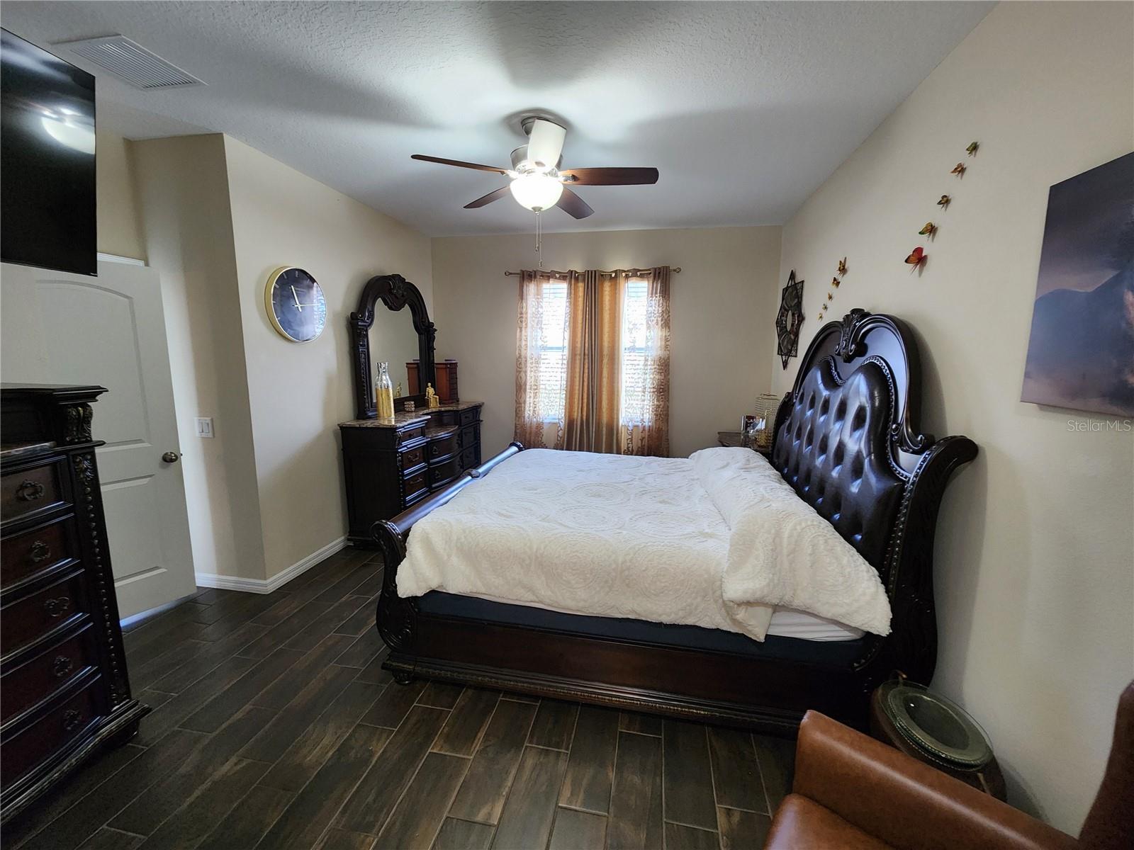 Image 14 of 37 For 954 Old Windsor Way