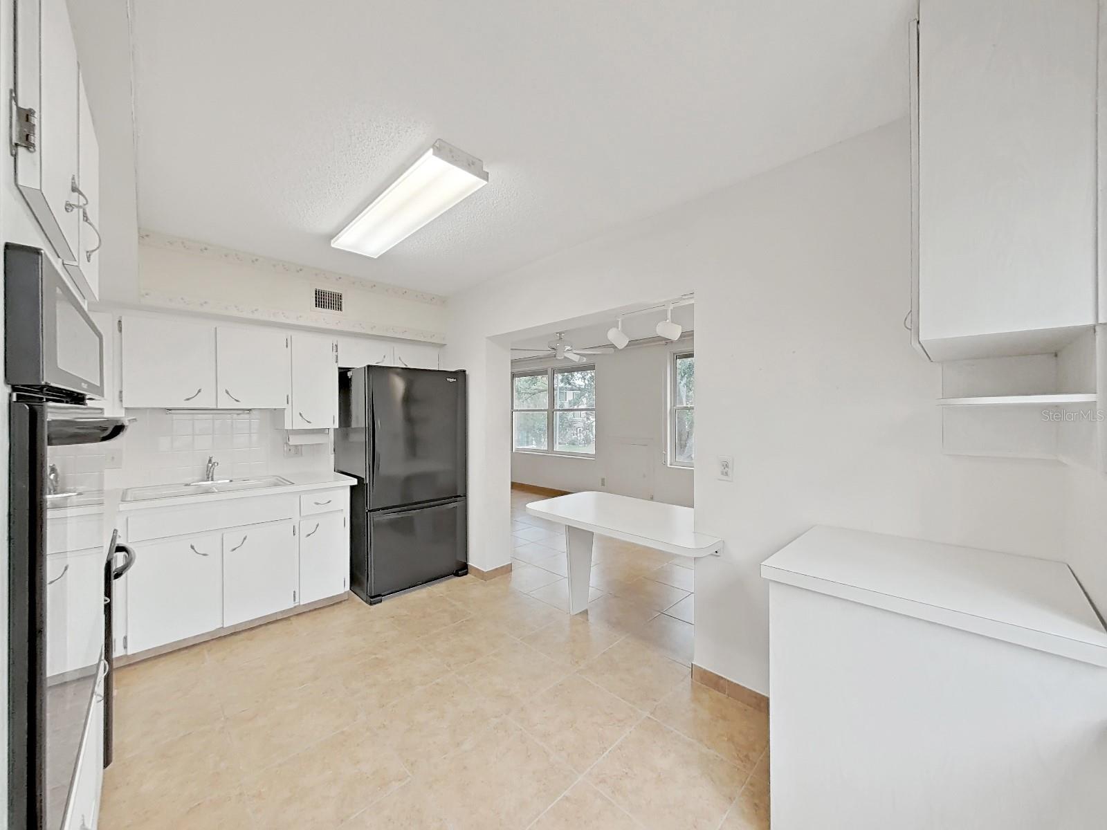 Image 11 of 69 For 2402 Ecuadorian Way 40