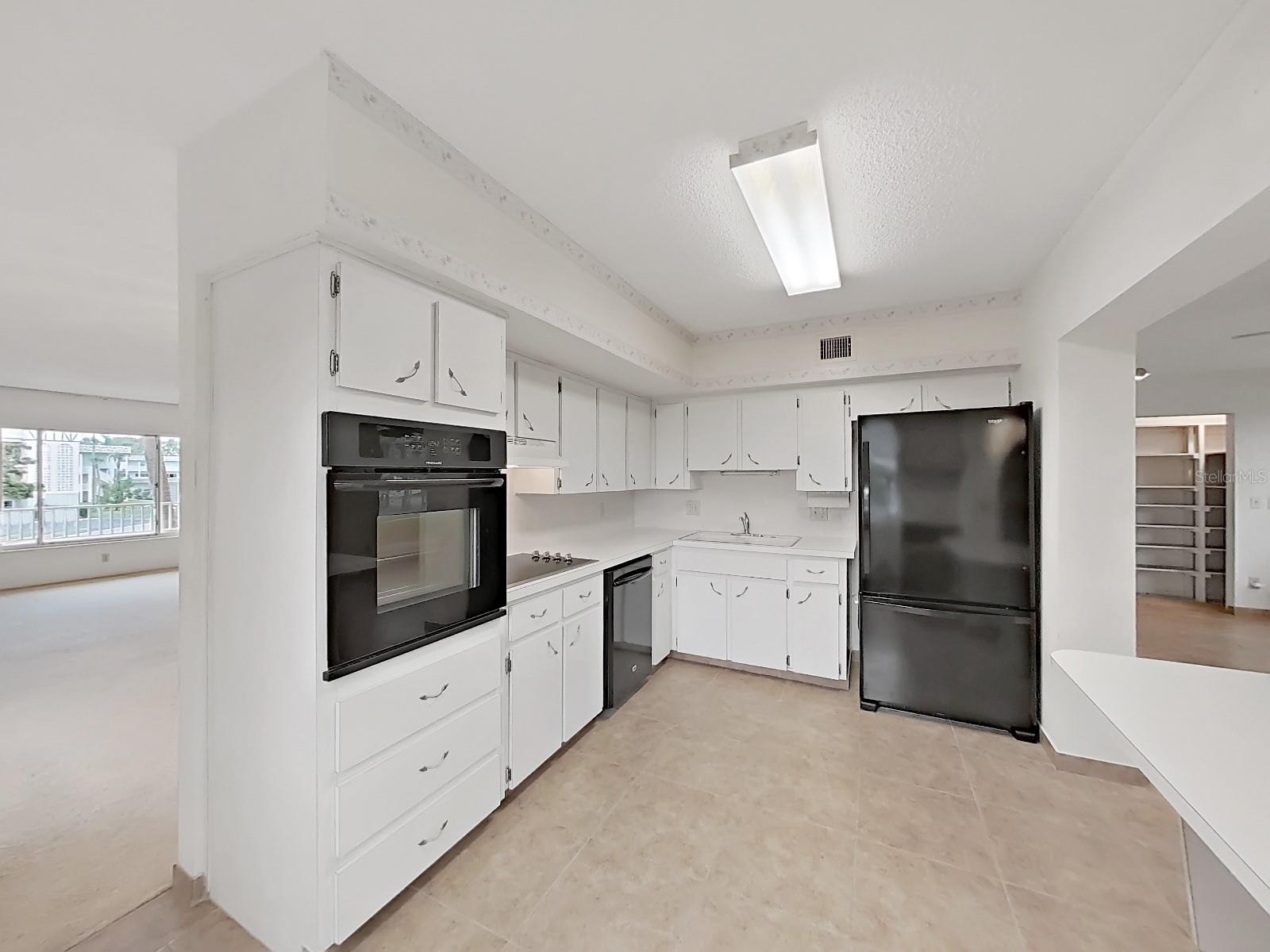 Image 13 of 69 For 2402 Ecuadorian Way 40