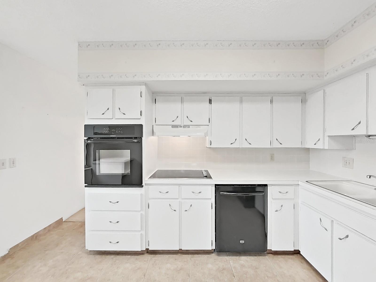 Image 15 of 69 For 2402 Ecuadorian Way 40