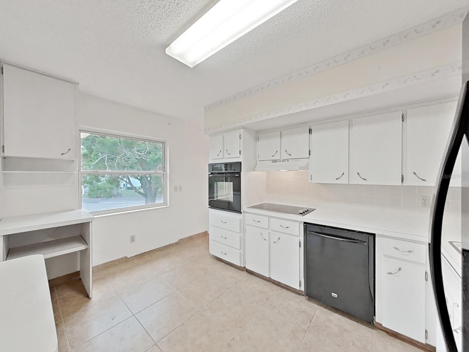 Image 16 of 69 For 2402 Ecuadorian Way 40