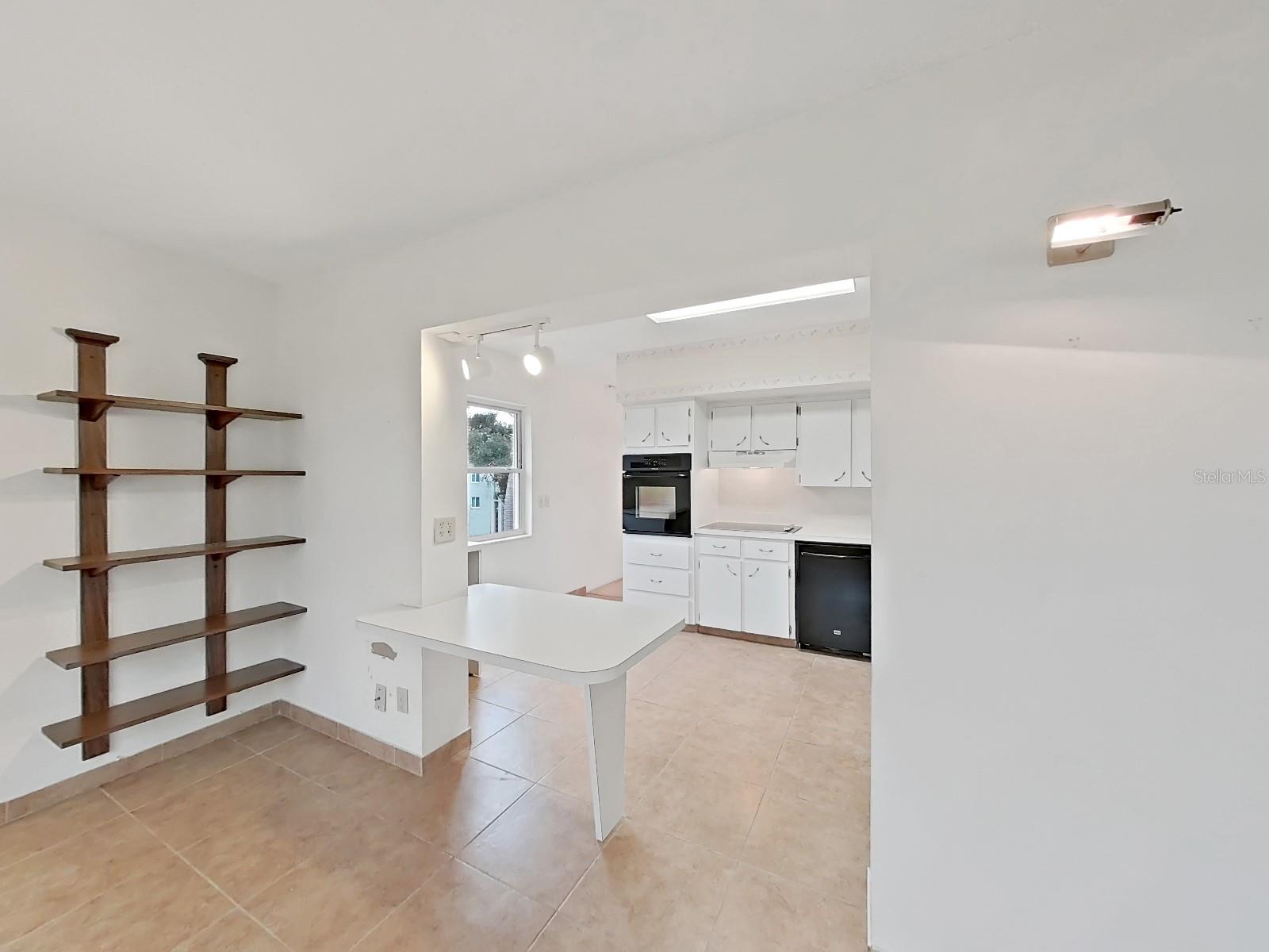 Image 20 of 69 For 2402 Ecuadorian Way 40