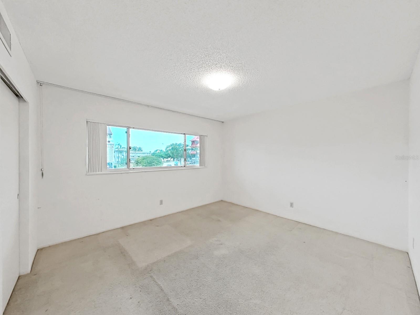 Image 29 of 69 For 2402 Ecuadorian Way 40