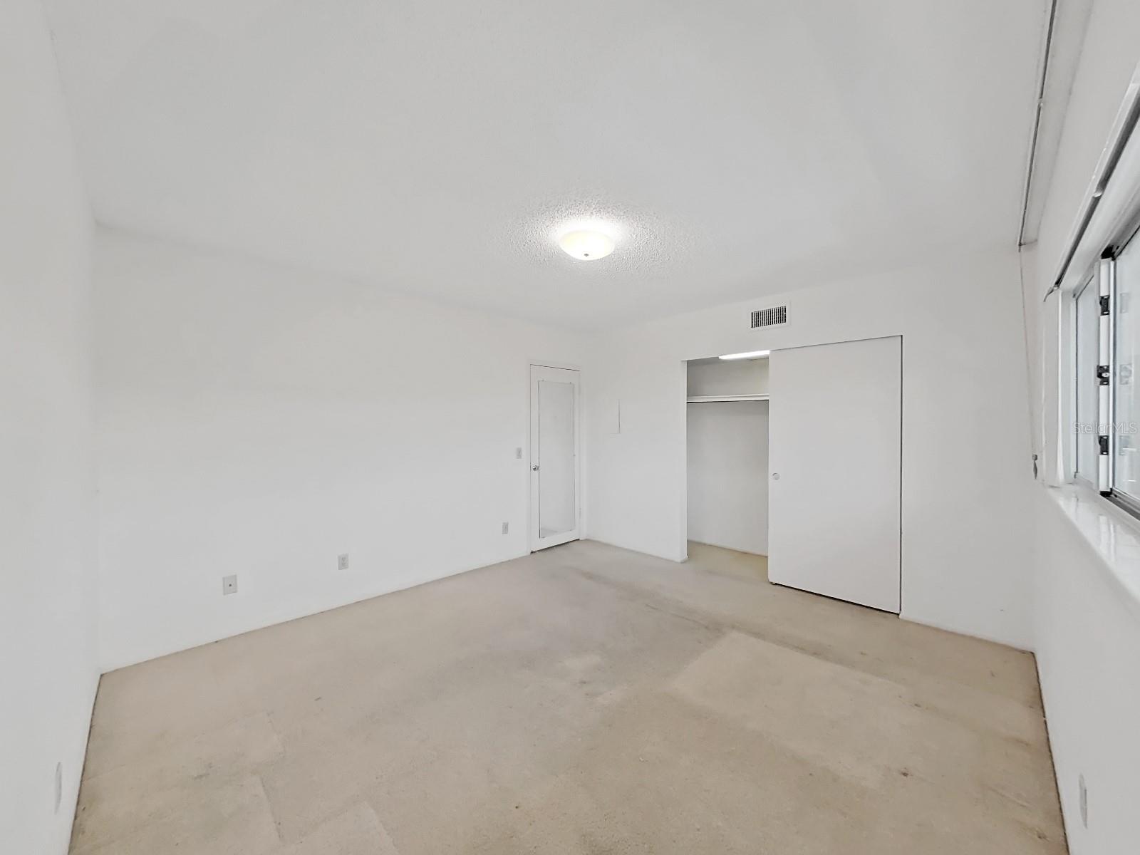 Image 31 of 69 For 2402 Ecuadorian Way 40