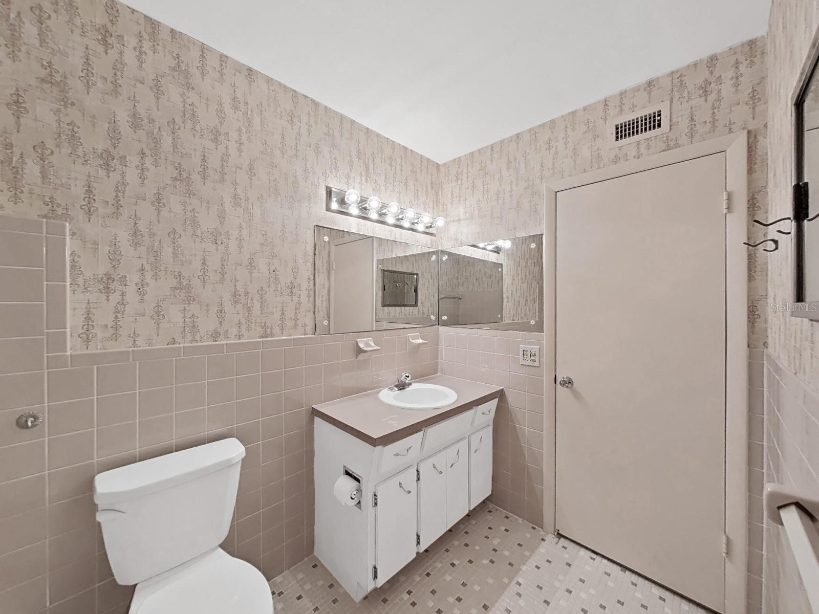 Image 33 of 69 For 2402 Ecuadorian Way 40