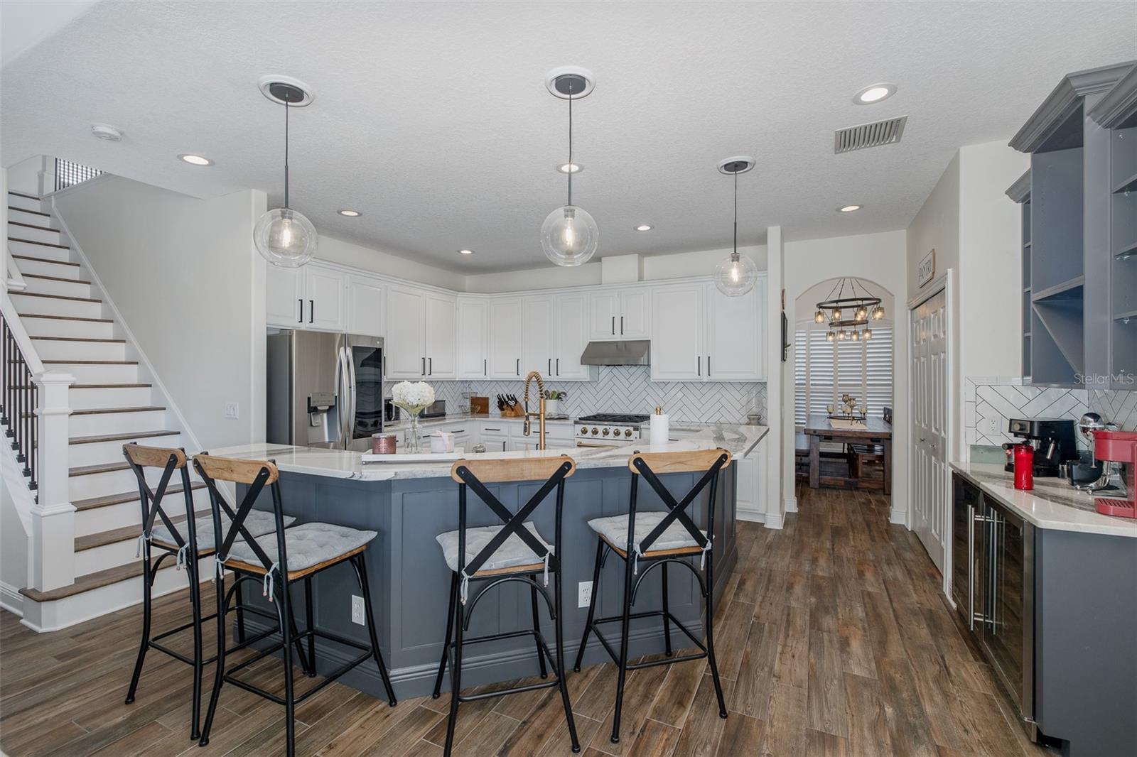 Listing photo id 10 for 10645 Garda Drive